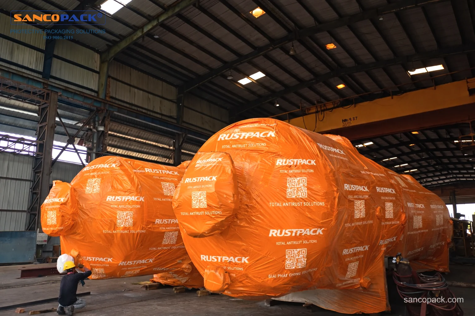 Thiết bị công nghiệp được bọc màng Rustpack màu cam trong nhà xưởng