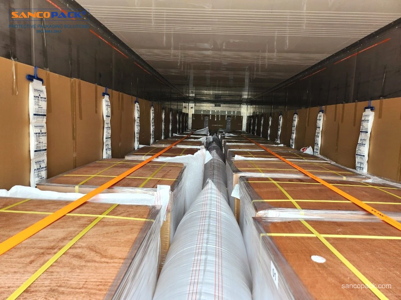Hàng hóa trong container với dây hút ẩm dọc vách