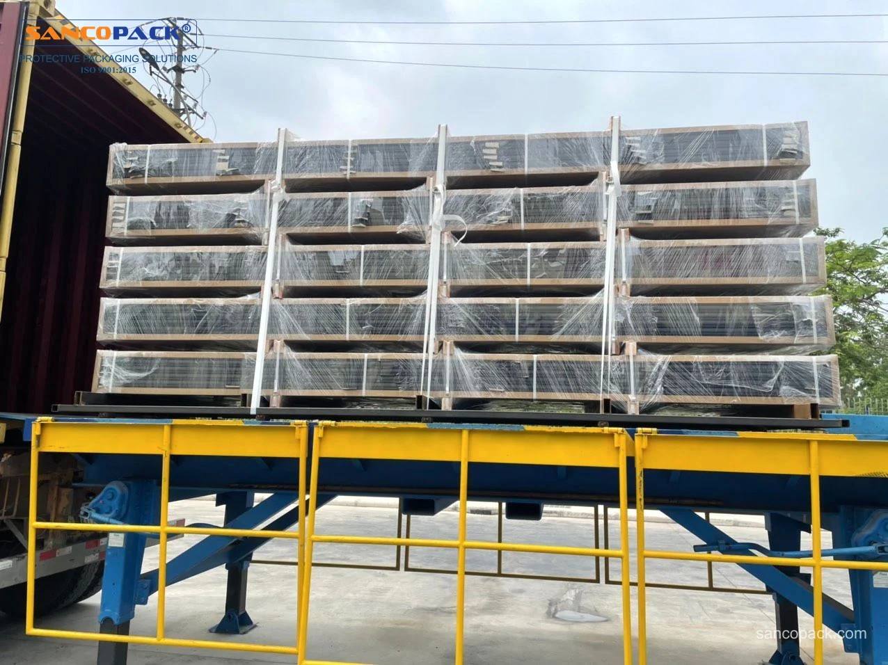 Các kiện hàng được cố định bằng dây đai trắng