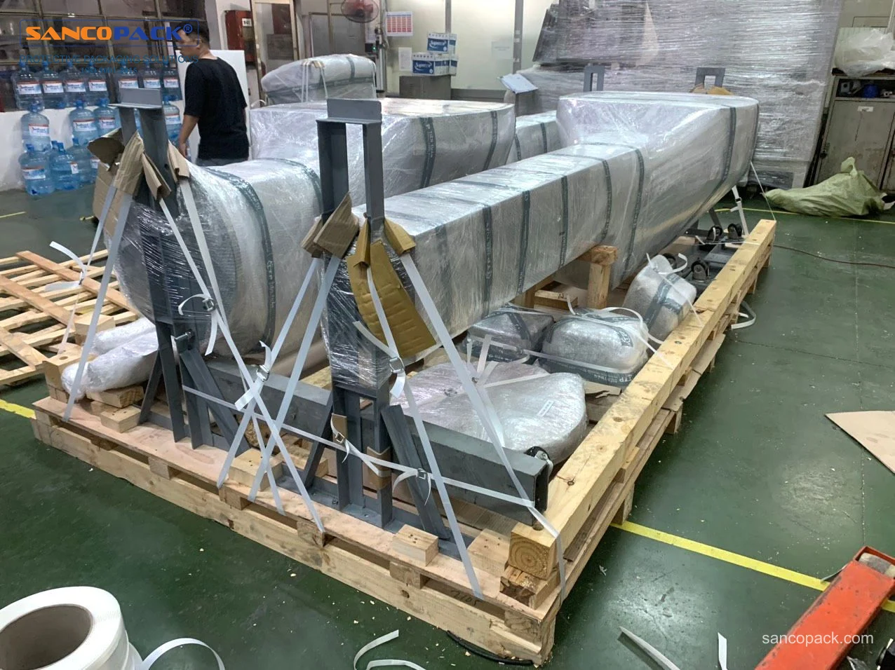 Thiết bị dài được bọc và cố định trên bệ gỗ