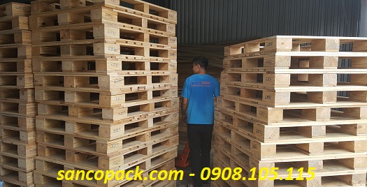 Pallet gỗ thông chuẩn bị giao tại xưởng Sancopack