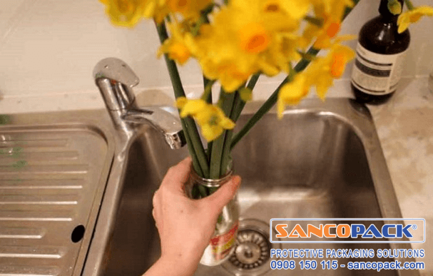 Thay nước cho hoa hàng ngày giúp bản quản hoa tươi lâu hơn